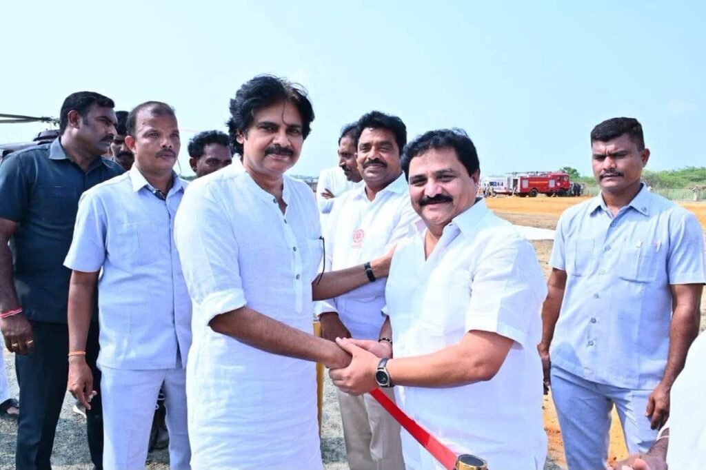 ప్రొద్దుటూరు హెలిప్యాడ్‌ వద్ద డిప్యూటీ సీఎం పవన్ కల్యాణ్‌కు ఆత్మీయ స్వాగతం: పుష్పగుచ్ఛం అందించిన జనసేన నేత తాతం శెట్టి నాగేంద్ర!