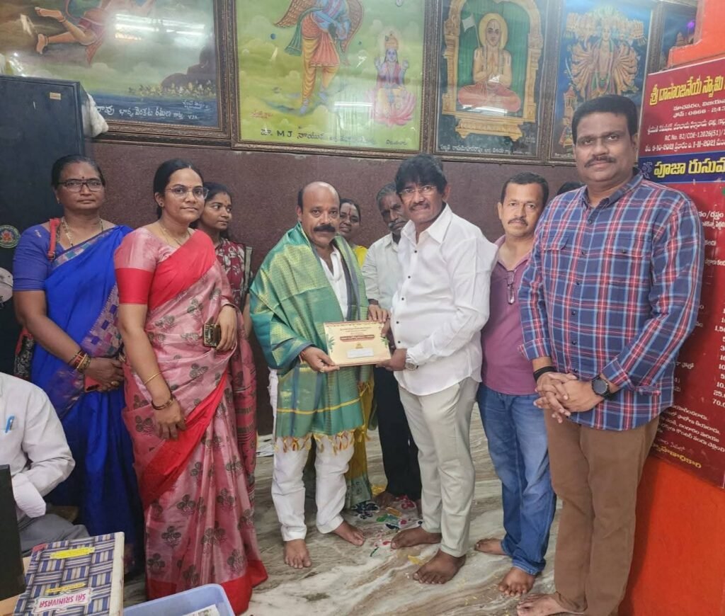 దాసాంజనేయ స్వామి దేవస్థానం చైర్మన్ సోడిశెట్టి కృష్ణప్రసాద్‌కు ఇంద్రకీలాద్రి దసరా మహోత్సవాల ఆహ్వాన పత్రిక అందజేత: అమ్మవారి వైభవాన్ని ఘనంగా చాటుదామన్న పద్మావతి అజయవర్మ ఠాగూర్!