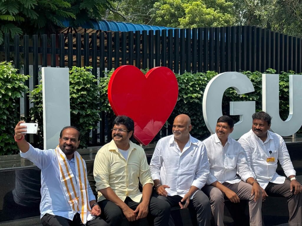 గుడివాడలో సందడి: ‘ఐ లవ్ గుడివాడ’ సెల్ఫీ పాయింట్ వద్ద మంత్రి సత్యకుమార్, ఎమ్మెల్యేలతో కలిసి సరదాగా సెల్ఫీ దిగిన పామర్రు ఎమ్మెల్యే వర్ల కుమార్ రాజా!