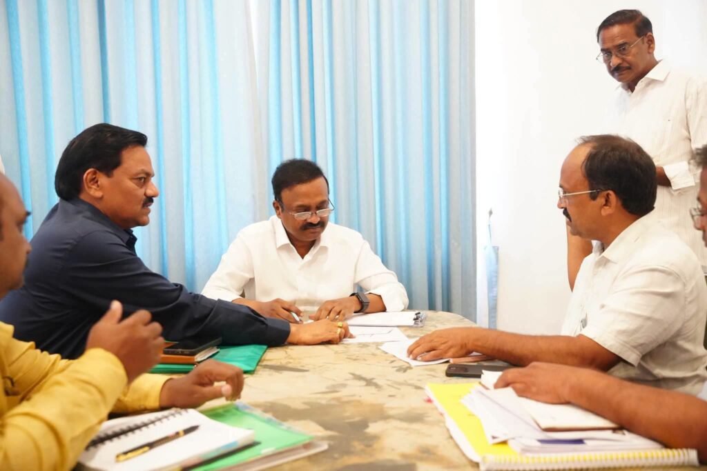 మచిలీపట్నం పరిధిలో జాతీయ రహదారుల పనుల వేగవంతం: ఎన్‌హెచ్‌ఏఐ అధికారులతో ఎంపీ వల్లభనేని బాలశౌరి ఉన్నత స్థాయి సమీక్ష.. గుడివాడ ఫ్లైఓవర్, పుట్టంగుంట బ్రిడ్జి పనులపై కీలక ఆదేశాలు!