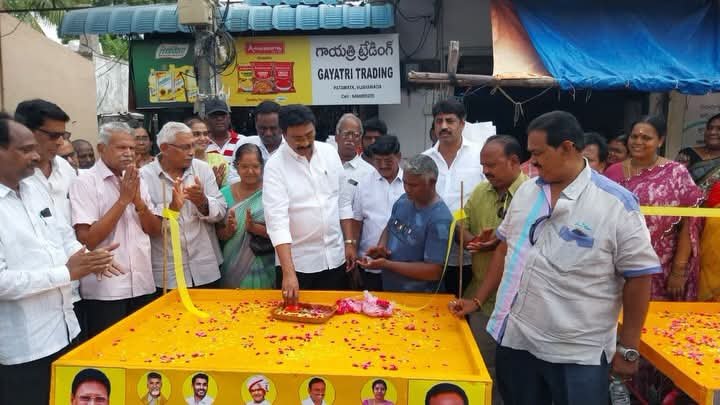 నిరుపేద కుటుంబాలకు తోపుడు బండ్ల పంపిణీ: స్వయం ఉపాధితో పేదలు ఆర్థికంగా ఎదగాలి.. లబ్ధిదారులకు అందజేసిన తూర్పు ఎమ్మెల్యే గద్దె రామ్మోహన్!