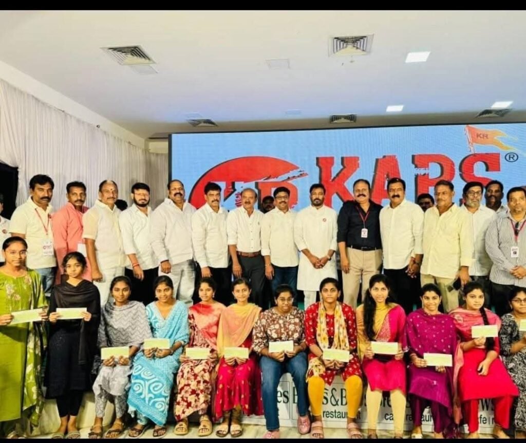 కాకినాడలో ‘క్యాప్స్ రాక్స్’ ఆధ్వర్యంలో ఘనంగా స్కాలర్‌షిప్‌ల పంపిణీ: ఎంపీ తంగెళ్ల ఉదయ్ శ్రీనివాస్ రూ.5 లక్షల భారీ విరాళం.. మొత్తం రూ.12 లక్షల ఉపకార వేతనాలు అందజేత, వచ్చే ఏడాదికీ మరో రూ.5 లక్షల హామీ!