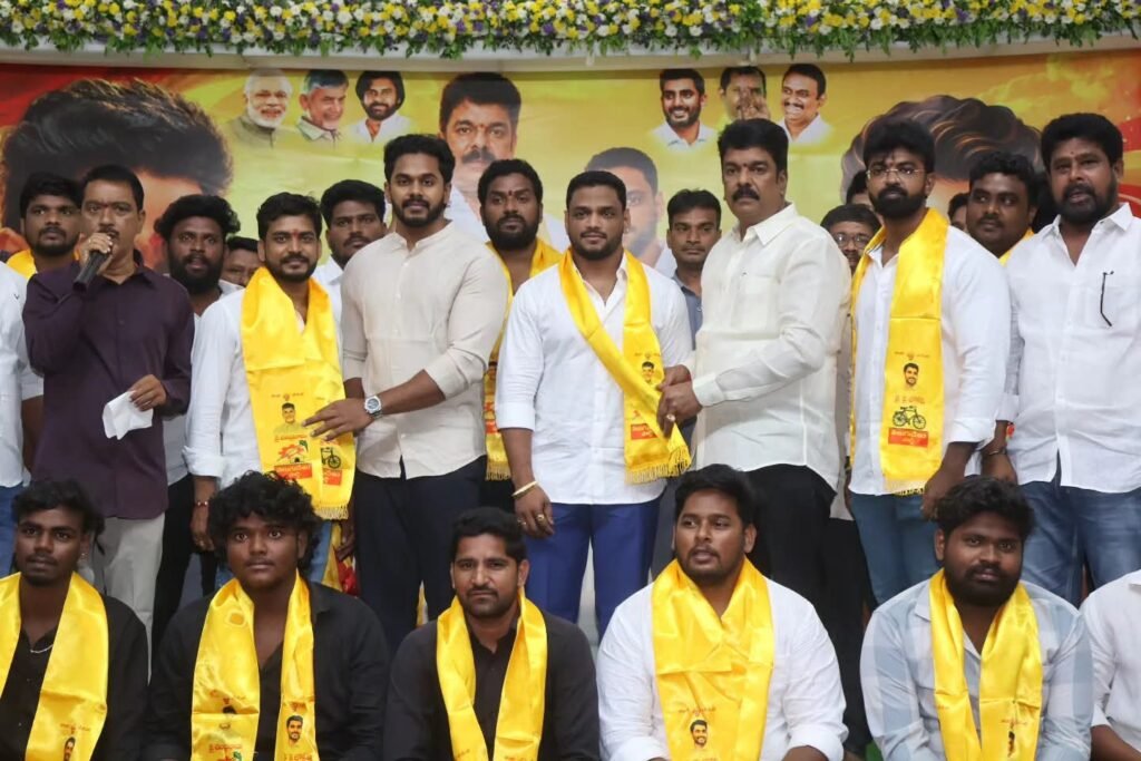 విజయవాడ సెంట్రల్‌లో టీడీపీలోకి భారీ చేరికలు: వ్యాపారవేత్త సాయి సంజయ్ ఆధ్వర్యంలో 300 మందికి పసుపు కండువా కప్పిన ప్రభుత్వ విప్ బొండా ఉమా!