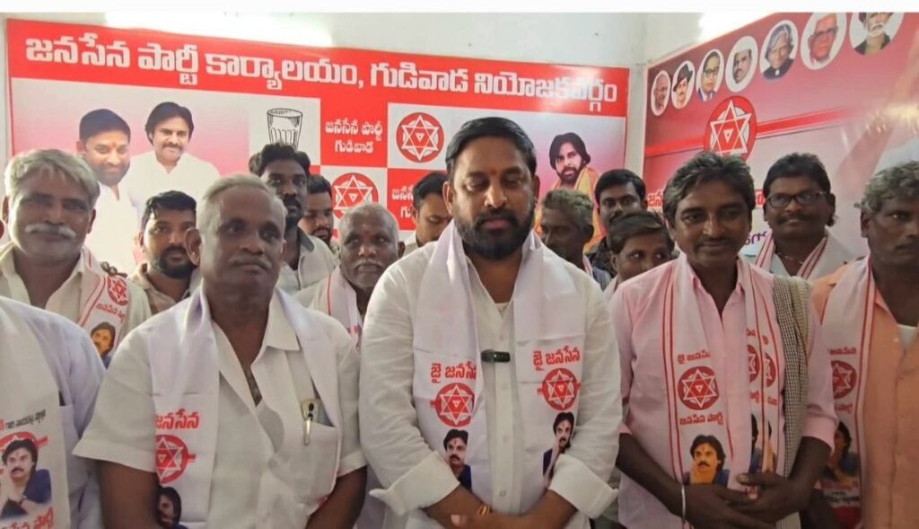 గుడివాడలో జనసేనలోకి వైసీపీ మాజీ సర్పంచ్ కొత్తూరి చేరిక!
