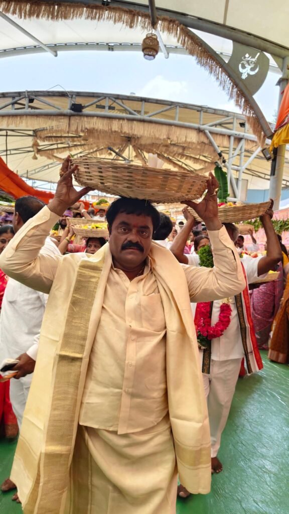 కనకదుర్గమ్మవారికి శ్రీకాళహస్తి దేవస్థానం పట్టు వస్త్రాల సమర్పణ