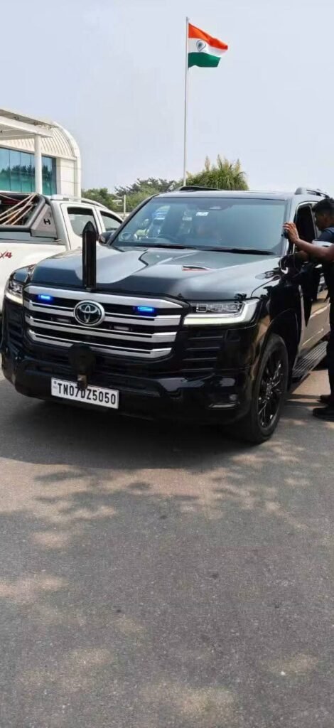 గన్నవరం విమానాశ్రయానికి చేరుకున్న తమిళనాడు సీఎం విజయ్: ఘన స్వాగతం పలికిన రాష్ట్ర ప్రభుత్వం