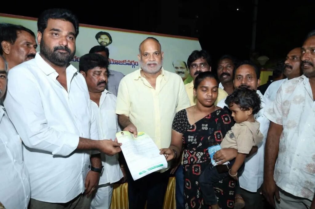 ​గన్నవరం నియోజకవర్గంలో పేదల వైద్యానికి భారీ భరోసా.. రూ. 60.21 లక్షల సీఎంఆర్‌ఎఫ్ చెక్కులు పంపిణీ చేసిన యార్లగడ్డ వెంకట్రావు