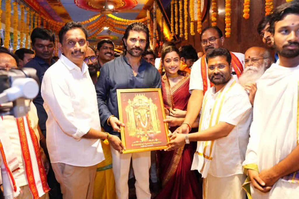 ఇంద్రకీలాద్రిపై సినీ తారల సందడి: దుర్గమ్మను దర్శించుకున్న విజయ్ దేవరకొండ, రష్మిక మందన్న దంపతులు!