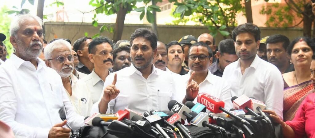 రాష్ట్ర ఎన్నికల కమిషనర్ అనిల్ చంద్ర పునేఠాతో వైఎస్ జగన్ భేటీ: స్థానిక సమరంలో పారదర్శకతపై వినతి.. అనంతరం మీడియాతో కీలక వ్యాఖ్యలు!