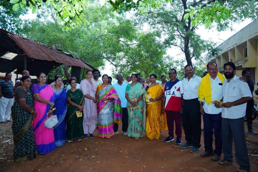 ప్రభుత్వ పాలిటెక్నిక్ కళాశాల వాకర్స్ అసోసియేషన్ సభ్యులతో వంగవీటి రత్నకుమారి ఆత్మీయ భేటీ: కలిసి అల్పాహార విందులో పాల్గొన్న మాజీ ఎమ్మెల్యే.. బెజవాడ మేయర్‌గా రాధాకృష్ణను ఆశీర్వదించాలని వాకర్స్‌కు పిలుపు!