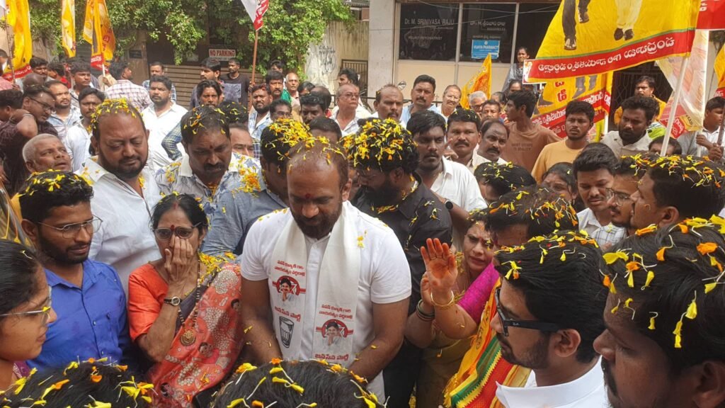 60వ డివిజన్‌లో వంగవీటి రాధాకృష్ణ ఎన్నికల ప్రచార ప్రభంజనం: అడుగడుగునా మంగళ హారతులతో బ్రహ్మరథం పట్టిన మహిళా లోకం.. బెజవాడ మేయర్ పీఠంపై కూటమి జైత్రయాత్ర!
