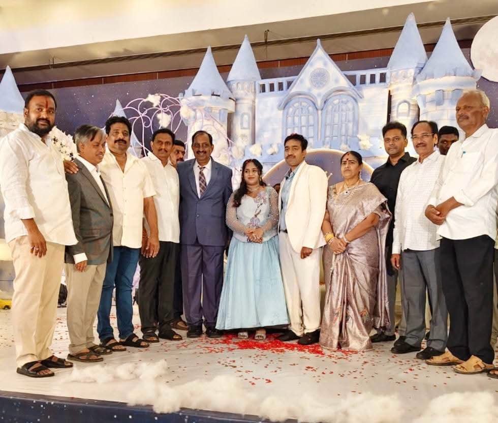 విజయవాడలో పెనుగొండ సుబ్బారాయుడు గారి మనవడి జన్మదిన వేడుకలు చిన్నారిని ఆశీర్వదించిన ఎంపీ కేశినేని చిన్ని, బుద్ధా వెంకన్న, అమ్మిశెట్టి వాసు (సోషల్ మీడియా సోర్స్)