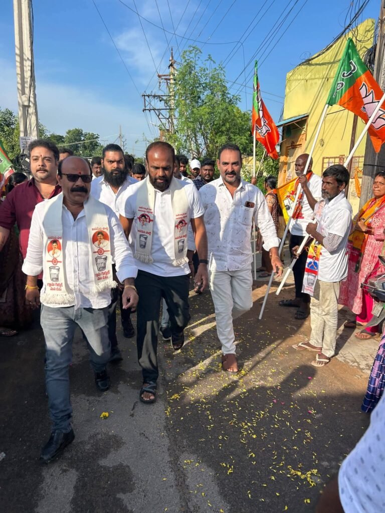 75వ డివిజన్‌లో హోరెత్తిన కూటమి ప్రచారం: వంగవీటి రాధా, బొమ్మదేవర రత్నకుమారిల గెలుపే లక్ష్యంగా ఎమ్మెల్యే బొండా ఉమా, సోడిశెట్టి కృష్ణప్రసాద్ విస్తృత పర్యటన!