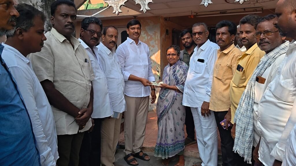 పుల్లపాడులో ఘనంగా ఎన్టీఆర్ భరోసా పింఛన్ల పంపిణీ: లబ్ధిదారులకు స్వయంగా అందజేసిన పెడన ఎమ్మెల్యే కాగిత కృష్ణప్రసాద్!