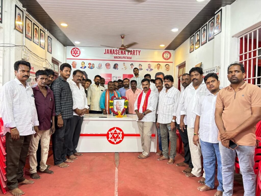 జాతిపిత మహాత్మా గాంధీకి ఘన నివాళి: మచిలీపట్నం జనసేన కార్యాలయంలో పూలమాలలు వేసిన బండి రామకృష్ణ, వీరంకి గురుమూర్తి!