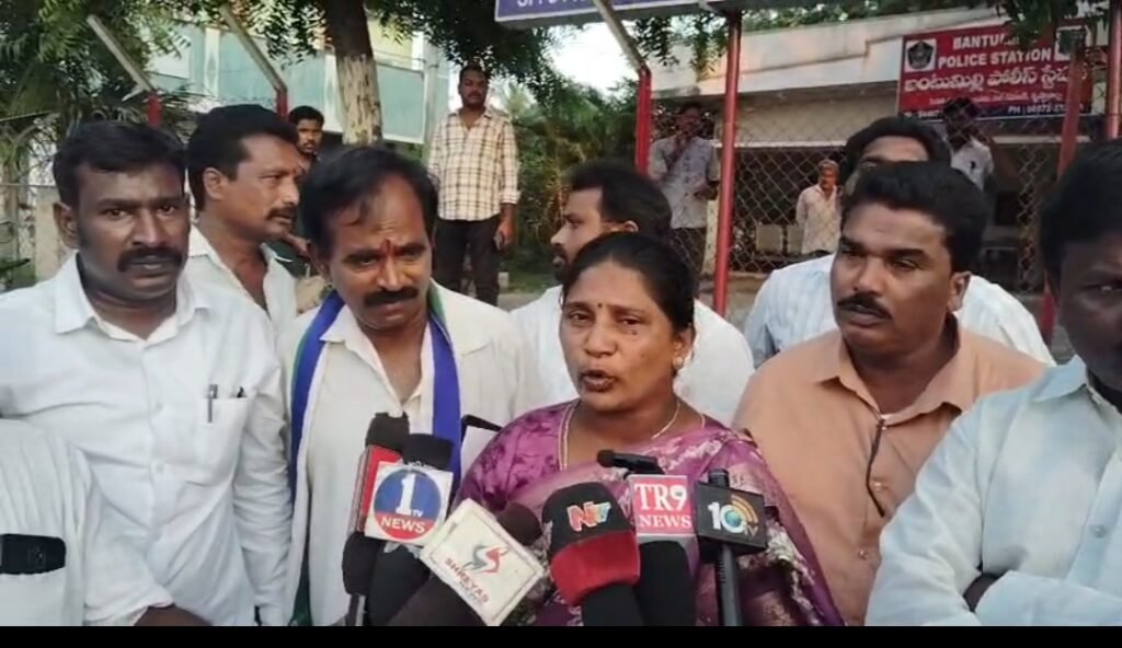 బంటుమిల్లి టీడీపీ మండల అధ్యక్షుడు కూనపురెడ్డి వీరబాబుపై పోలీసులకు ఫిర్యాదు: దళిత మహిళపై ఆరోపణల వ్యవహారంలో ఎస్ఐకి వైసీపీ, దళిత సంఘాల నేతల వినతి!