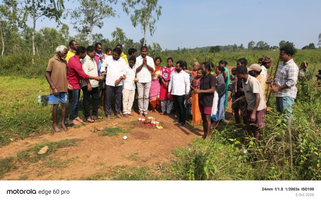 బల్లుగూడలో మౌలిక వసతుల కల్పన: రూ. 6 లక్షలతో శ్మశానవాటిక మట్టి రోడ్డు పనులకు శంకుస్థాపన.. కూటమి ప్రభుత్వానికి కృతజ్ఞతలు తెలిపిన పెసా కార్యదర్శి కొర్ర రాంబాబు!
