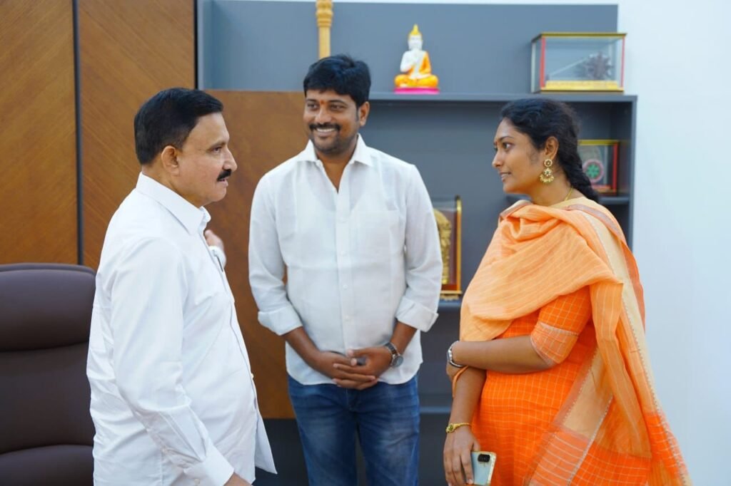విజయవాడ పశ్చిమ ఎమ్మెల్యే సుజనా చౌదరితో జనసేన నాయకులు తిరుపతి అనూష సురేష్ భేటీ: స్థానిక సమస్యలు, కూటమి సమన్వయంపై మర్యాదపూర్వక చర్చ!