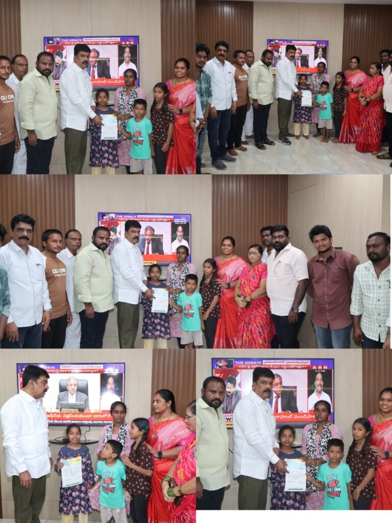 కష్టకాలంలో కార్యకర్త కుటుంబానికి కొండంత అండ: దివంగత కార్యకర్త మంద శ్రీనివాస్ కుటుంబానికి రూ.1 లక్ష ఆర్థిక సాయం అందజేత.. ఇచ్చిన మాట నిలబెట్టుకున్న ఎమ్మెల్యే బొండా ఉమా!