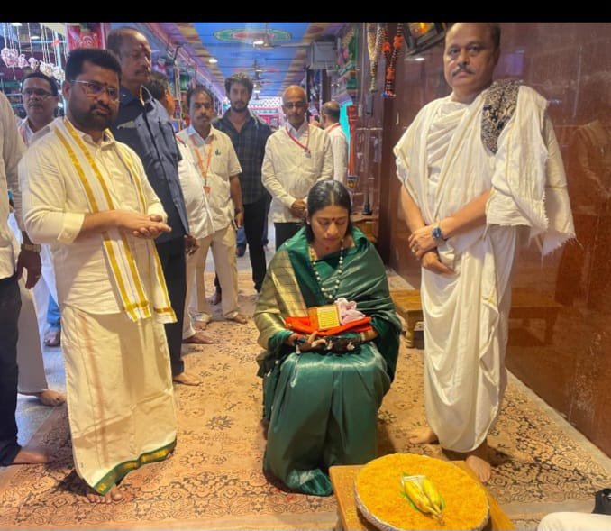 ఇంద్రకీలాద్రిపై సుస్మిత కొణిదెల: దుర్గమ్మ సన్నిధిలో ప్రత్యేక పూజలు!