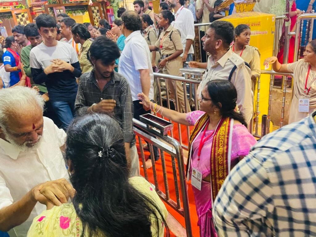 ఇంద్రకీలాద్రిపై దసరా శోభ: మొదటి రోజు భక్తుల ఏర్పాట్లను పర్యవేక్షించిన ట్రస్ట్ బోర్డ్ మెంబర్ పద్మావతి ఠాకూర్!