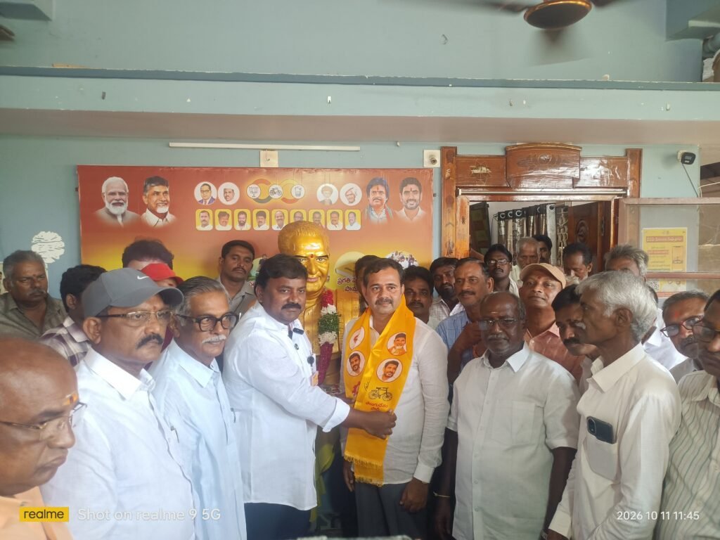 పామర్రులో వైసీపీకి భారీ షాక్: ఎమ్మెల్యే వర్ల కుమార్ రాజా సమక్షంలో టీడీపీలోకి రాష్ట్ర కార్యదర్శి దొంతిరెడ్డి శ్రీరామ్‌రెడ్డి!