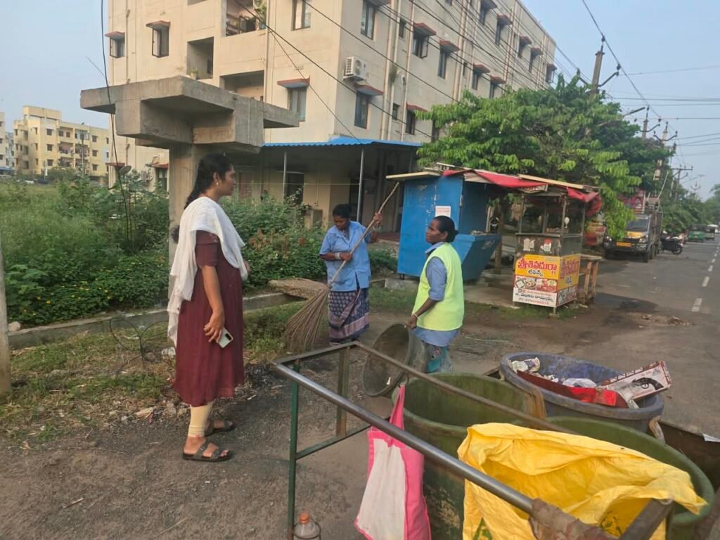 విజయవాడ 42వ డివిజన్లో జనసేన నాయకురాలు తిరుపతి అనూష పర్యటన: స్థానిక సమస్యలపై ఆరా