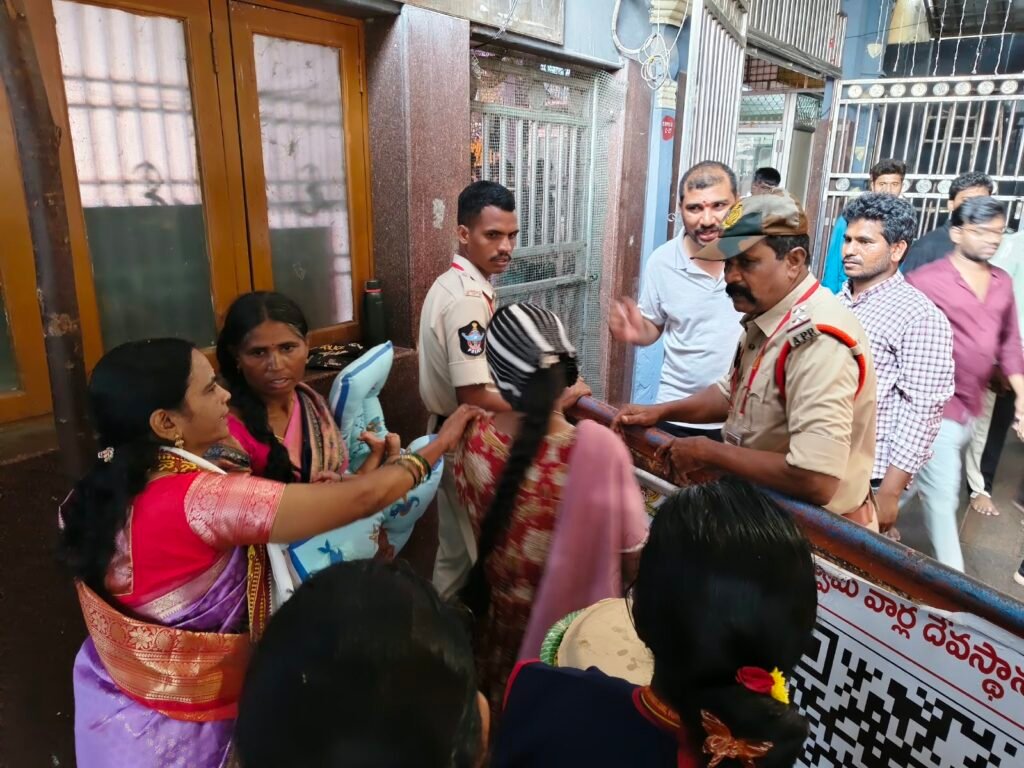 చంటి పిల్లలకు పాలు పట్టేందుకు ప్రత్యేక ఏర్పాట్లు.. మానవత్వం చాటిన ట్రస్ట్ బోర్డు సభ్యురాలు పద్మావతి ఠాకూర్