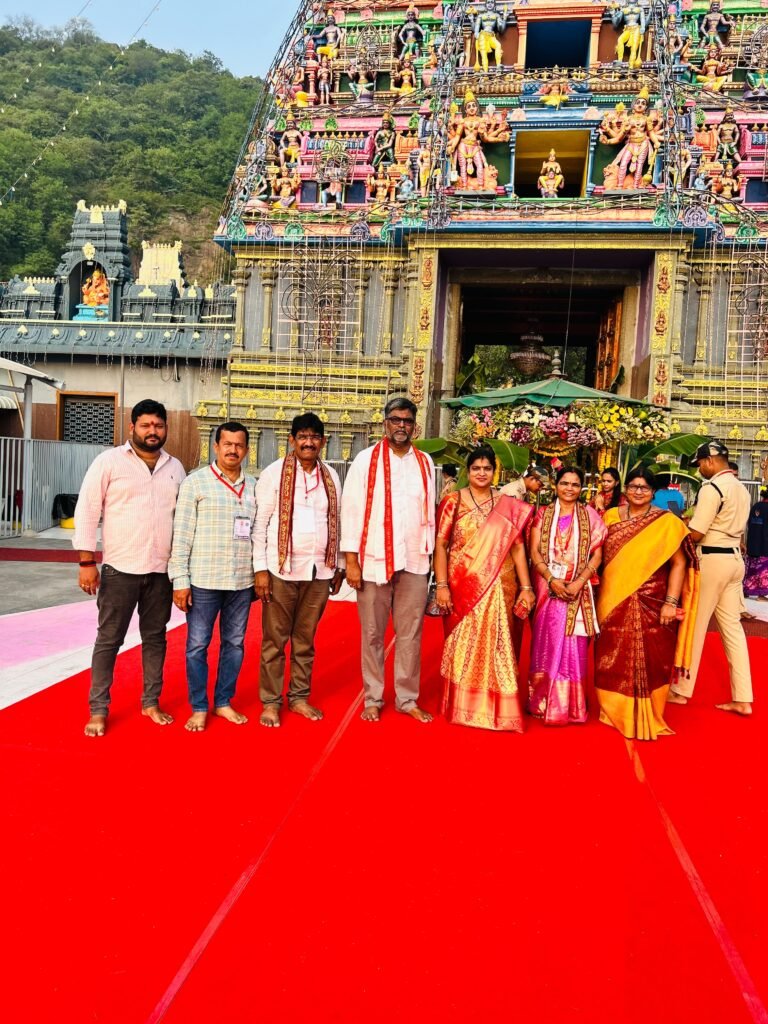 దసరా శరన్నవరాత్రుల వేళ బెజవాడ దుర్గమ్మను దర్శించుకున్న సమాచార కమిషనర్ చక్రవర్తి దంపతులు