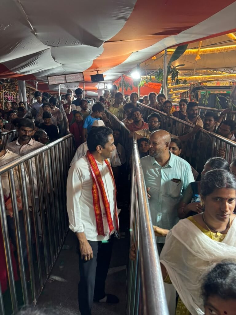 అన్నపూర్ణాదేవి దర్శన క్యూలైన్లలో భక్తుల సమస్యలు తెలుసుకున్న జిల్లా కలెక్టర్ డాక్టర్ లక్ష్మీశ