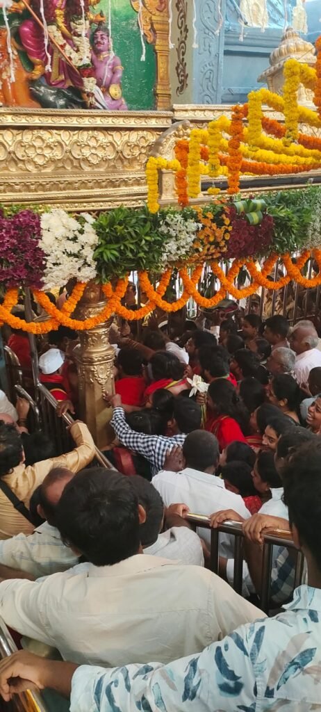 శరన్నవరాత్రుల్లో 4వ రోజు.. ఇంద్రకీలాద్రిపై శ్రీ మహాచండీ దేవి దర్శనానికి పోటెత్తిన భక్తజనం