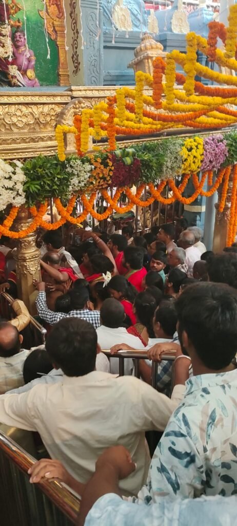 ఇంద్రకీలాద్రిపై పోటెత్తిన భక్తజనం.. రద్దీ దృష్ట్యా అంతరాలయ దర్శనాలు నిలిపివేత