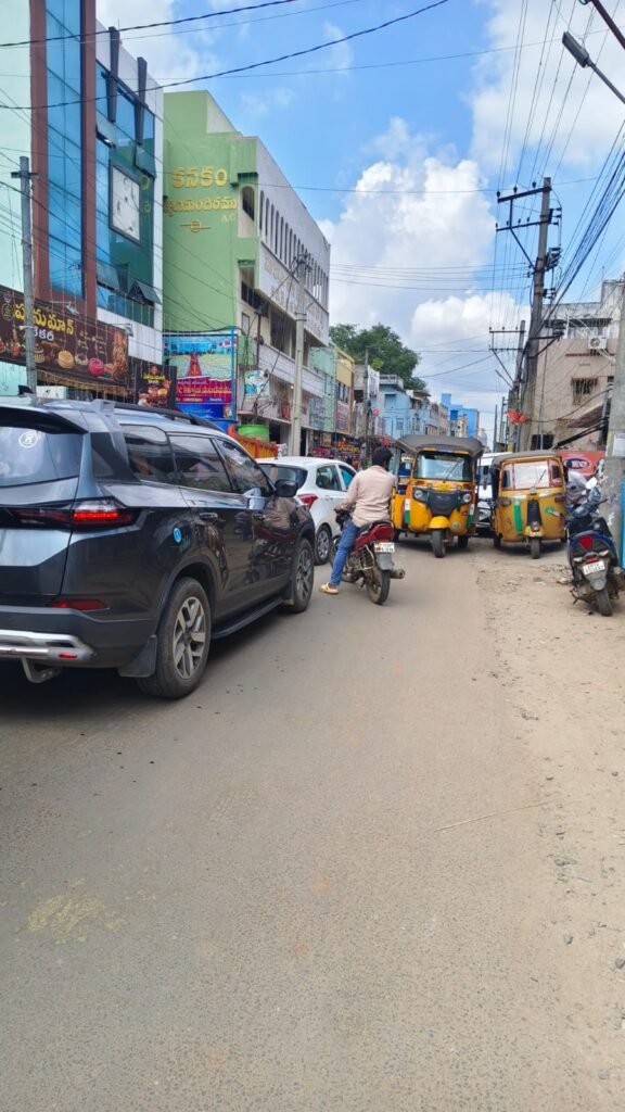 ​నూజివీడులో ఆటోల ఆగడాలు: వన్‌వేలో ఎదురుదిశగా దూకుడు.. దసరా వేళ నిబంధనలు గాలికి!