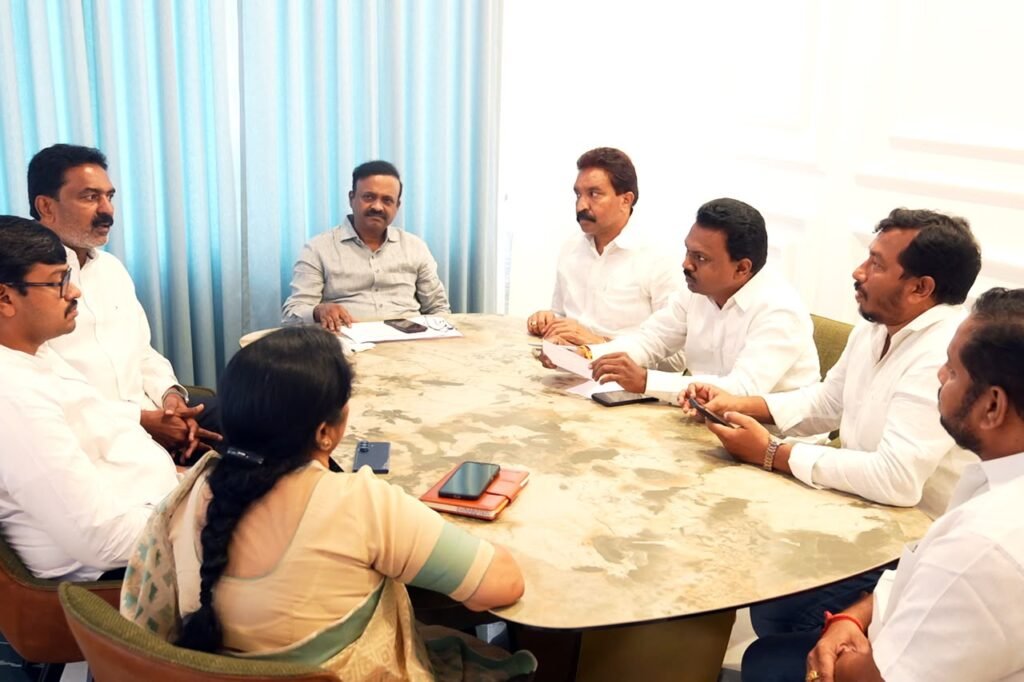 స్థానిక ఎన్నికల్లో పెనమలూరులో కూటమి జెండా రెపరెపలాడాలి: ఎంపీ కార్యాలయంలో బాలశౌరి, బోడే ప్రసాద్ దిశానిర్దేశం!