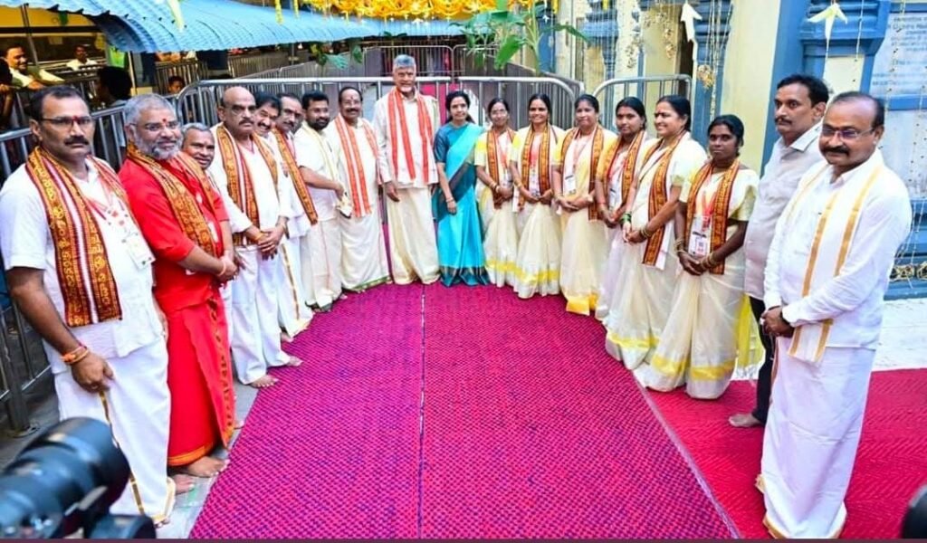 ముఖ్యమంత్రి చంద్రబాబు నాయుడుతో దుర్గగుడి పాలకమండలి భేటీ: సీఎంను మర్యాదపూర్వకంగా కలిసిన చైర్మన్, సభ్యులు!