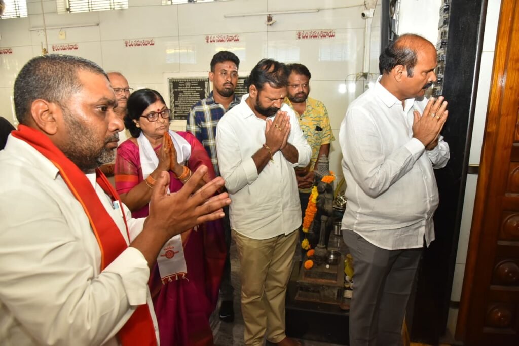 నూజివీడులో 36కి 36 వార్డులు గెలిచి చంద్రబాబు గారికి బహుమతిగా ఇవ్వాలి: మంత్రి కొలుసు పార్థసారథి పిలుపు.. శివాలయంలో పూజలు, అభ్యర్థులకు నామినేషన్ పత్రాల అందజేత!