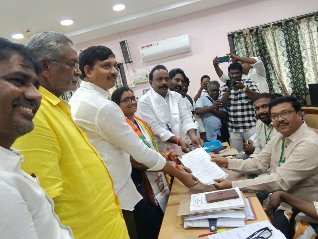పెడనలో అట్టహాసంగా కూటమి చైర్‌పర్సన్ అభ్యర్థి బళ్ల జ్ఞాన లింగ నాగ జ్యోత్స్నారాణి నామినేషన్ దాఖలు: హాజరైన ఎమ్మెల్యే కాగిత కృష్ణప్రసాద్, జనసేన సమన్వయకర్తలు!