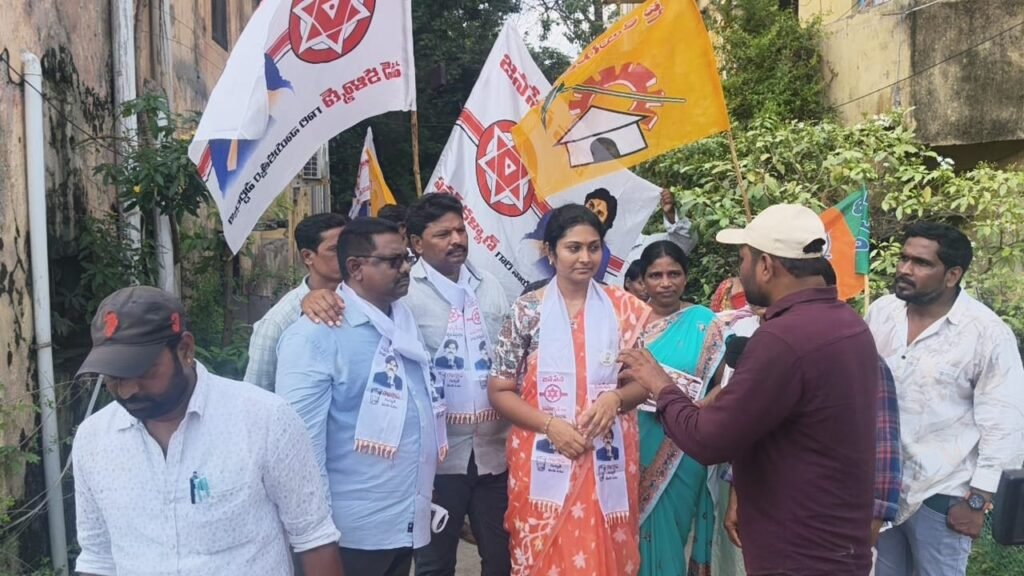 విజయవాడ 39వ డివిజన్‌లో జోరుగా ఇంటింటా ప్రచారం: కార్పొరేటర్ అభ్యర్థిగా తిరుపతి అనూష విస్తృత పర్యటన.. మేయర్‌గా వంగవీటి రాధా, కార్పొరేటర్‌గా తనను గెలిపించాలని విజ్ఞప్తి!