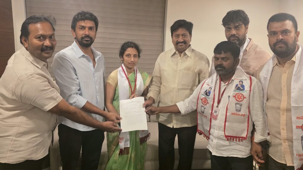 తిరువూరు మున్సిపల్ చైర్మన్ అభ్యర్థి పి. మాధవికి జనసేన అధికారిక ‘బి-ఫామ్’ అందజేత: సామినేని ఉదయభాను సమక్షంలో పత్రాలు అందజేసిన పార్టీ కేంద్ర కార్యాలయ ప్రతినిధులు!