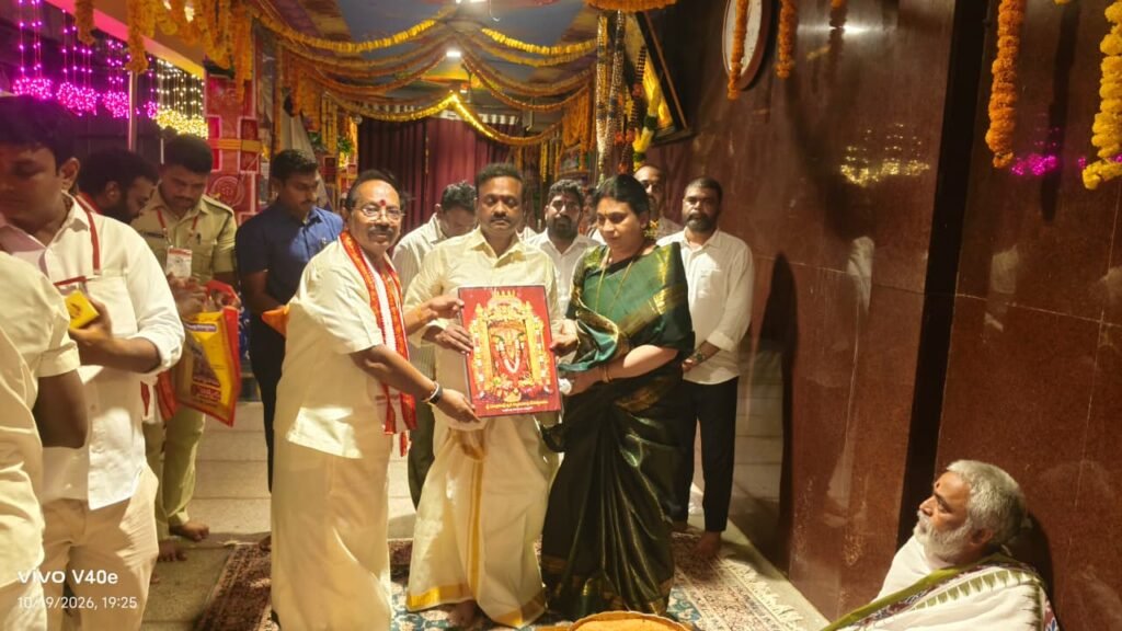​ఇంద్రకీలాద్రిపై దుర్గమ్మను దర్శించుకున్న మచిలీపట్నం ఎంపీ వల్లభనేని బాలశౌరి: కుటుంబ సమేతంగా ప్రత్యేక పూజలు.. ప్రజలకు విజయదశమి శుభాకాంక్షలు!