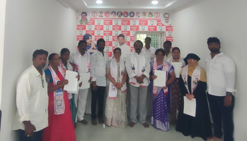 పెడన మున్సిపల్ ఎన్నికల సమరానికి జనసేన సై: చైర్‌పర్సన్ అభ్యర్థినిగా బళ్ళ జ్ఞాన లింగ జ్యోత్స్న రాణి, కౌన్సిలర్ అభ్యర్థులకు ఘనంగా బీ-ఫారాల పంపిణీ.. గ్లాస్ గుర్తు విజయమే లక్ష్యంగా శ్రేణుల సమరశంఖం!