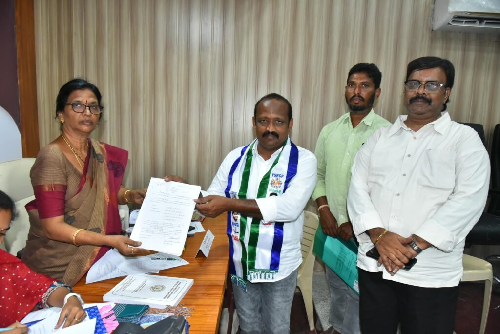 బంటుమిల్లి జెడ్పీటీసీ బరిలో వైఎస్సార్‌సీపీ అభ్యర్థిగా బొర్రా రమేష్ నామినేషన్ దాఖలు: ఎన్నికల అధికారికి పత్రాలు సమర్పించిన అభ్యర్థి.. పెడన నియోజకవర్గంలో ముమ్మరమైన స్థానిక సమరం!
