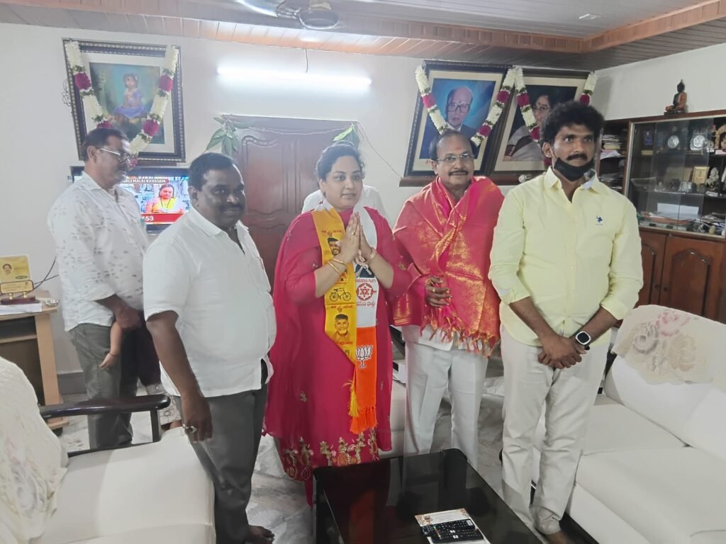 బందరు కూటమి మేయర్ అభ్యర్థి బూరగడ్డ వేద వ్యాస్‌ను కలిసి ఆశీస్సులు తీసుకున్న నాయకులు