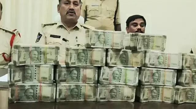 ఏపీ స్థానిక సంస్థల ఎన్నికల వేళ భారీగా పట్టుబడ్డ నగదు: నంద్యాల జిల్లా ఆత్మకూరులో రియల్ ఎస్టేట్ వ్యాపారి ఇంట్లో సోదాలు.. సరైన ఆధారాలు లేని రూ. 42.20 లక్షలు సీజ్ చేసిన పోలీసులు!