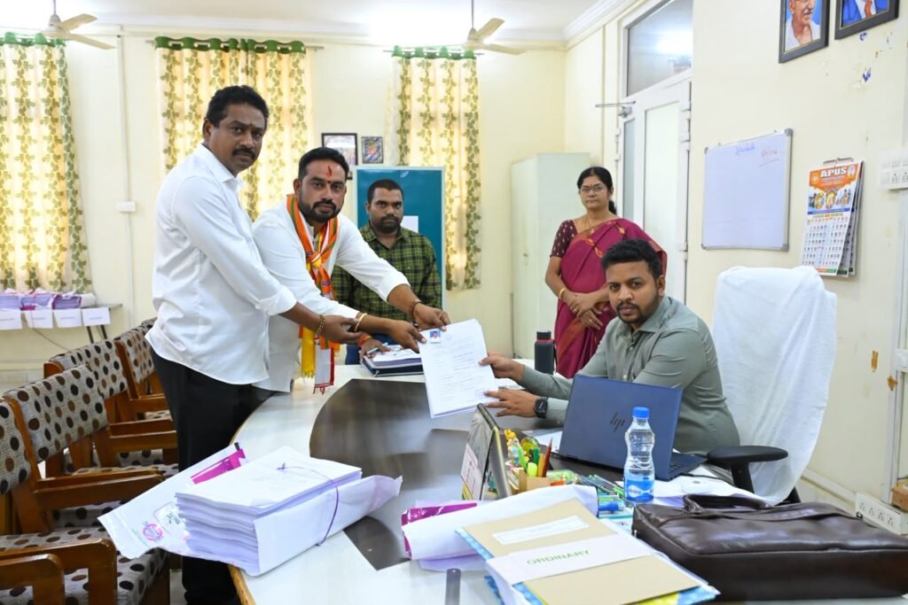 కలిదిండి జెడ్పీటీసీ కూటమి అభ్యర్థిగా నల్లగోపుల వెంకట చలపతిరావు (నాని) ఘనంగా నామినేషన్ దాఖలు: కైకలూరు నియోజకవర్గంలో కదం తొక్కిన టీడీపీ-జనసేన-బీజేపీ శ్రేణులు.. భారీ బైక్ ర్యాలీతో తరలివచ్చి పత్రాలు సమర్పణ!