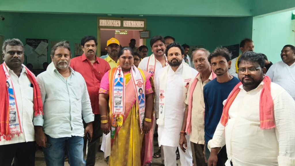 ముక్కోలు ఎంపీటీసీ జనసేన అభ్యర్థినిగా సమ్మెట లక్ష్మి శైలజ నామినేషన్ దాఖలు: గూడూరు మండలంలో కదం తొక్కిన జనసైనికులు, కూటమి శ్రేణులు.. సెగ్మెంట్ పరిధిలోని గ్రామాల అభివృద్ధే ధ్యేయంగా సమరశంఖం!