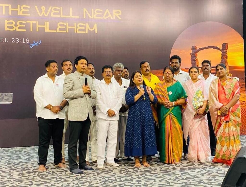 కూటమి బలపరిచిన జనసేన పార్టీ విజయవాడ మేయర్ అభ్యర్థి వంగవీటి రాధాకృష్ణ గెలుపును కాంక్షిస్తూ భవానీపురం ఫిలడెల్ఫియా ఏజీ చర్చిలో ప్రత్యేక ప్రార్థనలు