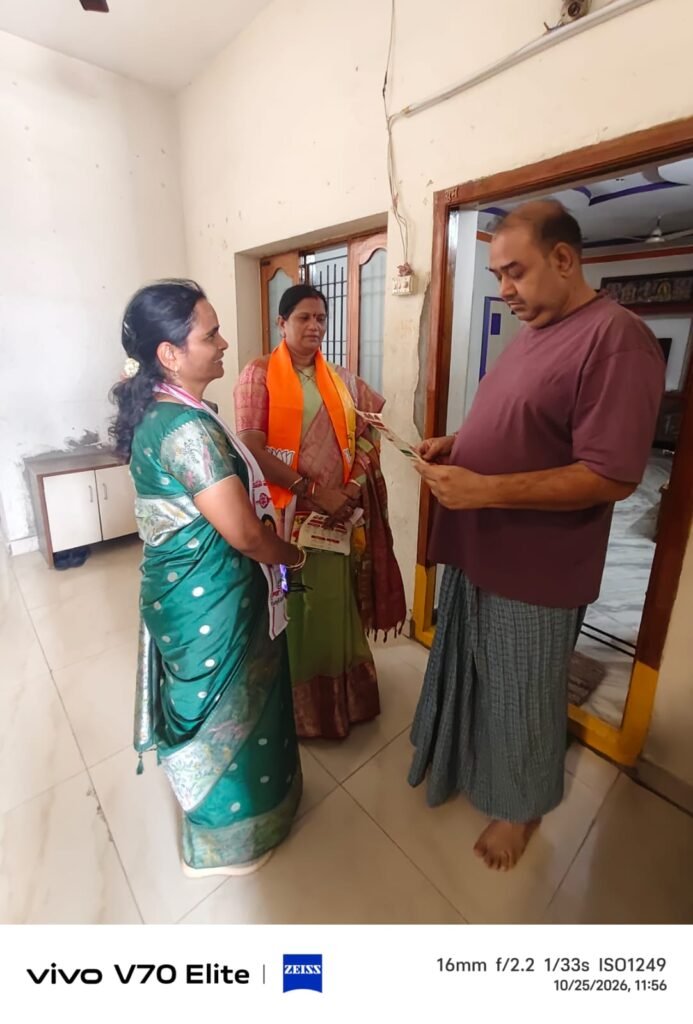 విజయవాడ ముప్పై రెండో డివిజన్‌లో కూటమి అభ్యర్థి గెలుపే లక్ష్యంగా పద్మావతి ఠాకూర్ ముమ్మర ప్రచారం గడప గడపకూ తిరుగుతూ ఓట్లభ్యర్థన (సోషల్ మీడియా సోర్స్)