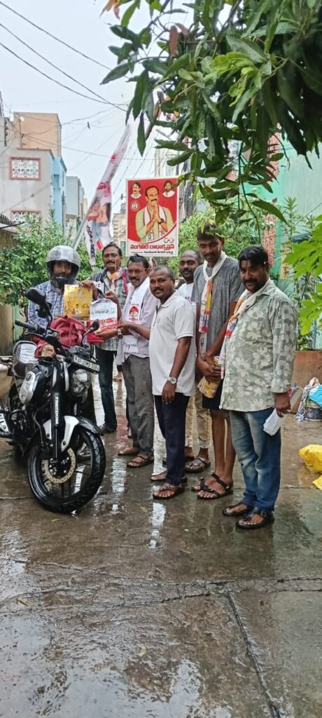 విజయవాడ 79, 80 డివిజన్లలో వర్షంలోనూ హోరెత్తిన కూటమి ప్రచారం: అభ్యర్థుల గెలుపే లక్ష్యంగా జనసేన పిలుపు