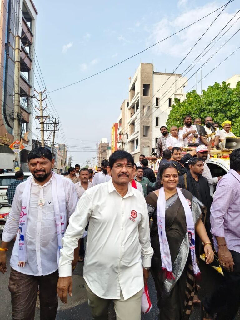 40వ డివిజన్‌లో హోరెత్తిన కూటమి ప్రచారం: వంగవీటి రాధాకృష్ణ గారి గెలుపే లక్ష్యంగా అజయ్ వర్మ ఠాకూర్, రవి సౌజన్య పాదయాత్ర (జన గళం ఎలక్షన్ డెస్క్)
